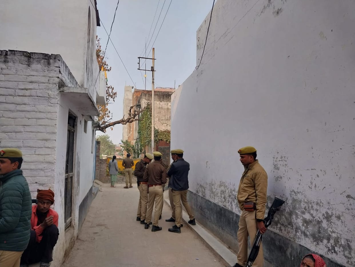 Auto driver tried Molest innocent girl in varanasi in name for luring her with biscuits