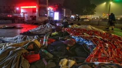 एम्स के बाहर खुले में सोने को मजबूर हैं तीमारदार...