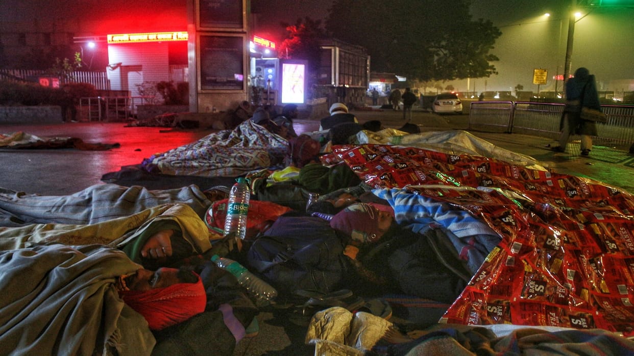 Delhi : Patients and relatives are chilling in cold nights