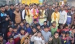 गांव बसेडा खेल मैदान पर ट्रॉफी के साथ कबड्डी खिलाड़ी अर्जुन देशवाल का जोरदार स्वागत करते युवा व ग