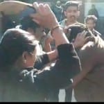 महिला ने युवक को सरेराह चप्पलों से पीटा।
