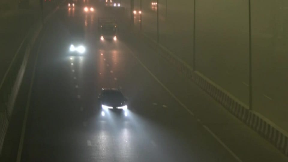 Delhi witnesses dense fog as temperature drops in the national capital