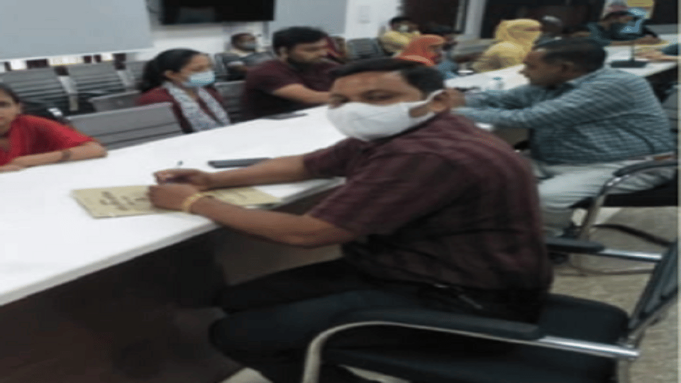 Young Man Says in Agra family counseling center can leave girlfriend, doesnt want to leave his wife
