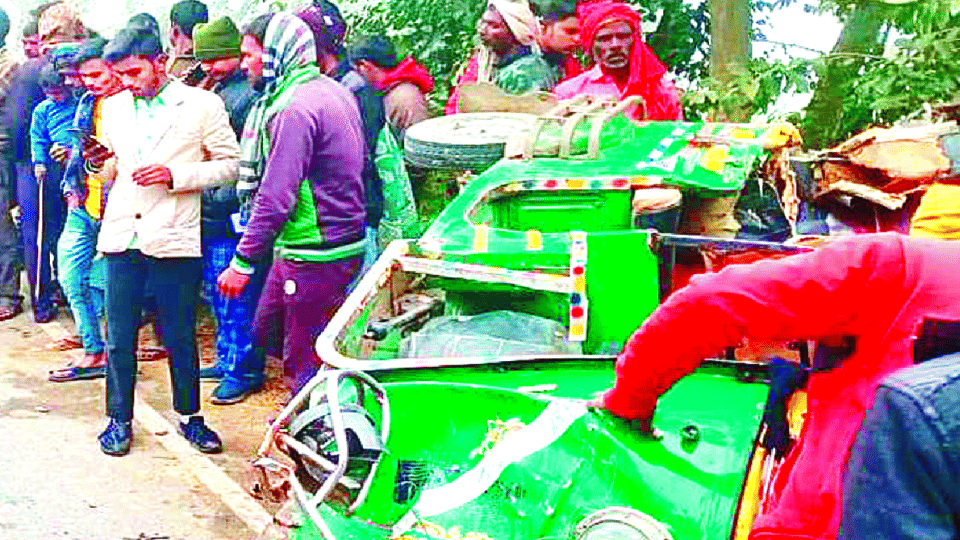 two killed in accident after truck hit tempo in Kasganj