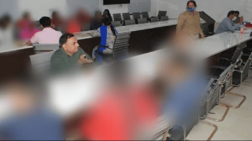 Young Man Says in Agra family counseling center can leave girlfriend, doesnt want to leave his wife