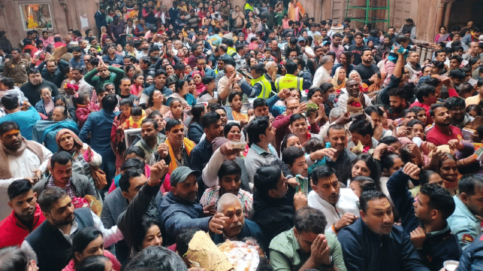 Devotees Offering Woolen Clothes To Laddu Gopal in Vrindavan