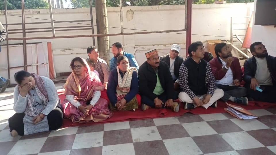 Uttarakhand News: Uttarkashi jilla Panchayat Members sit on dharna in BJP office against president