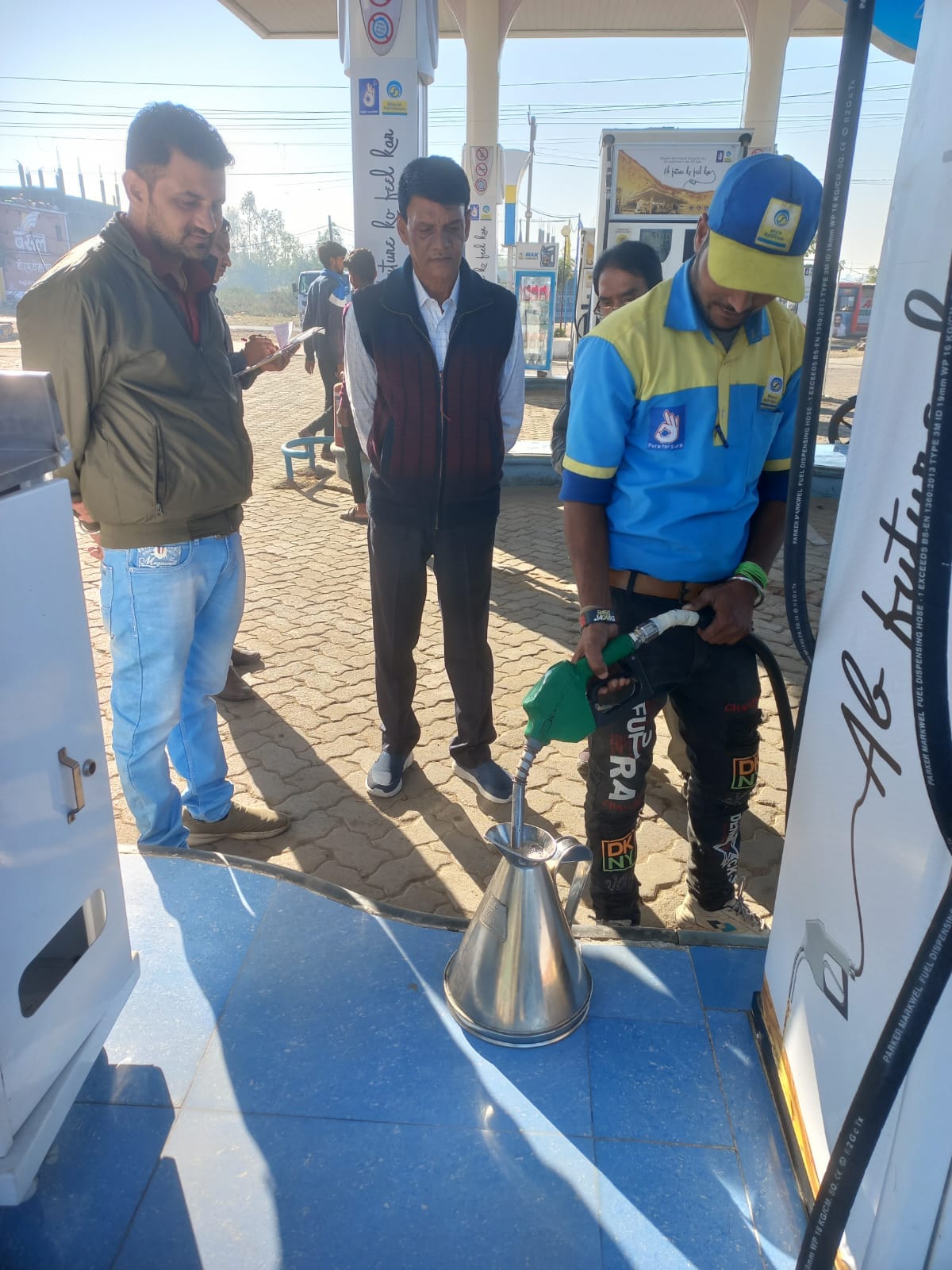 Bhopal News: Petrol was given 35 ml less on 1 liter in Bhopal, case registered by sealing the nozzle