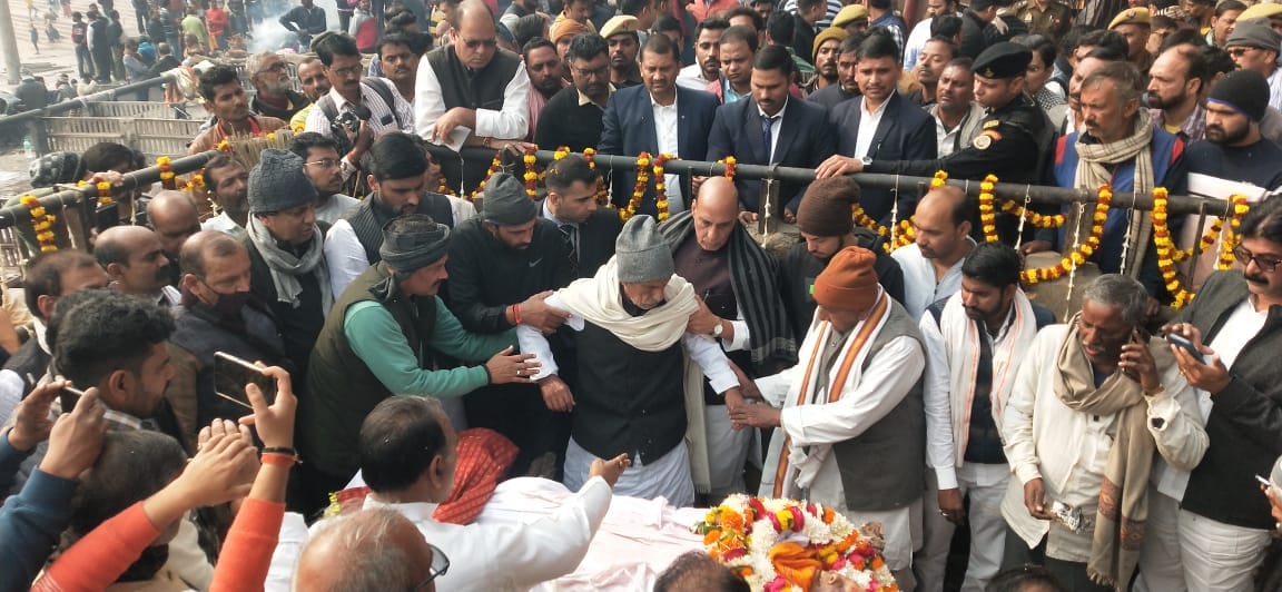 PHOTOS: Emotional pictures from Ghat, Rajnath Singh seen supporting brother at sister-in-law's funeral
