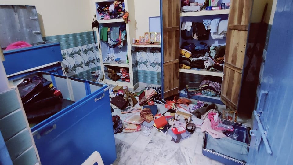 Policeman house robber jewelery and cash looted