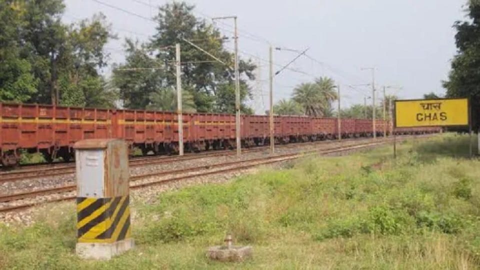Scuffle breaks out between locals and railway officials after an old Shivling Bokaro uprooted