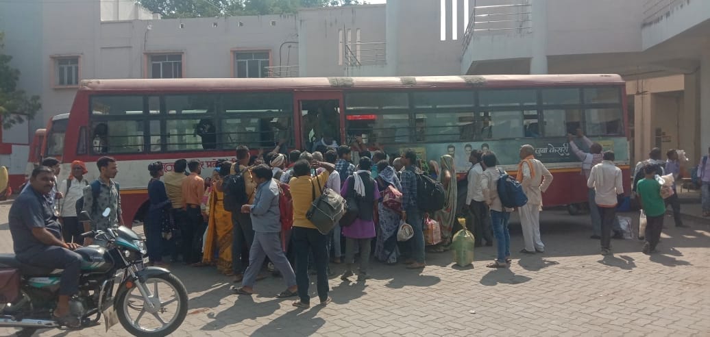 Banda: Helpless passengers in the cold: windows missing in buses, seats also broken