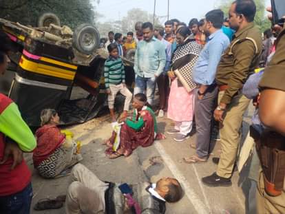 फोटो 19 बीएनडीपी 12- गिरवां तिराहे पर पलटा पड़ा टेंपो और घायल यात्री। संवाद