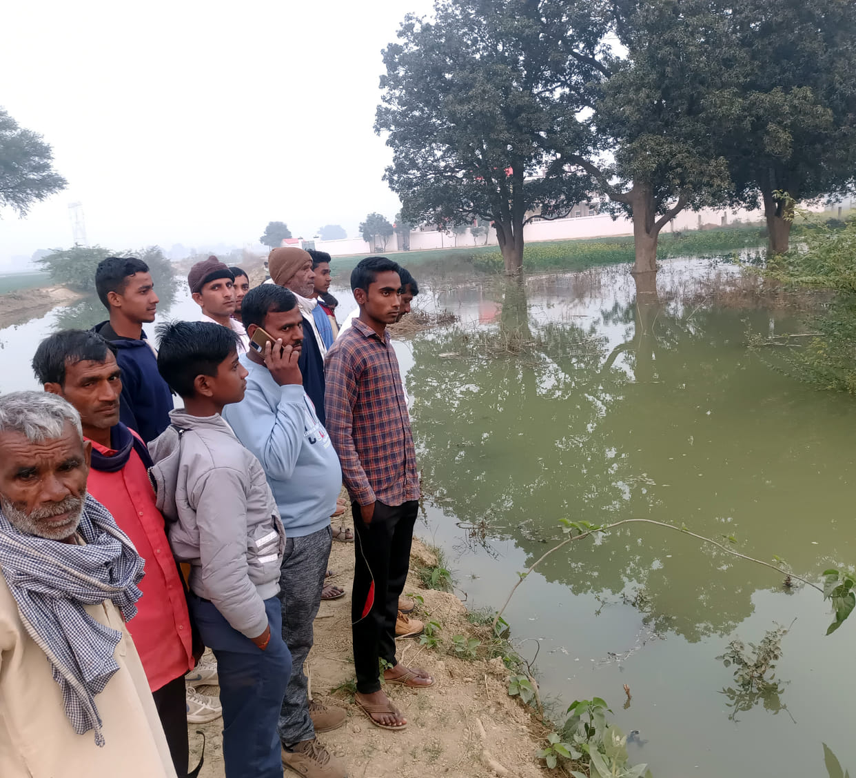Due to the negligence of the canal department, 200 bighas of crops were submerged.
