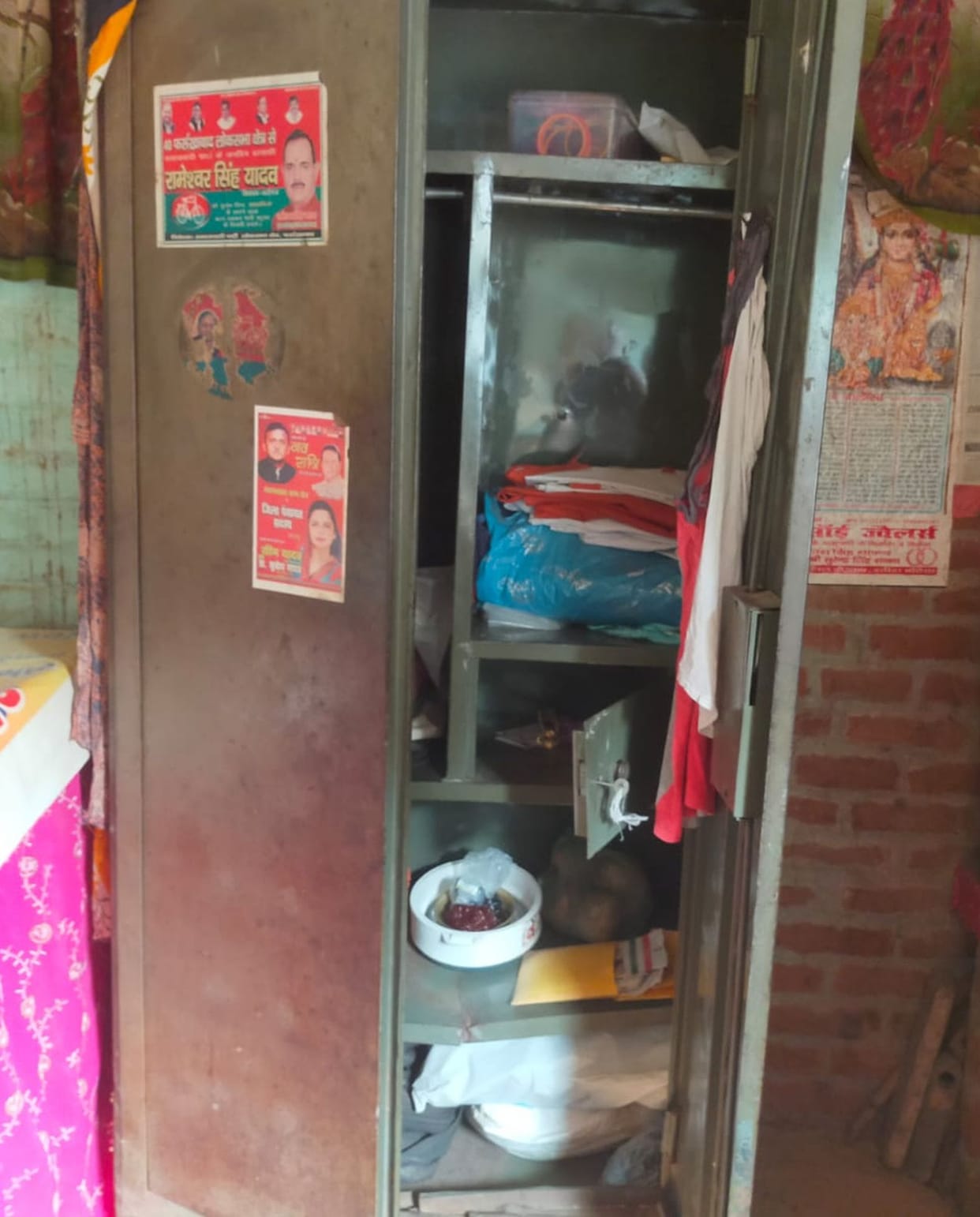 Jewelery worth 10 lakhs, cash stolen from two houses