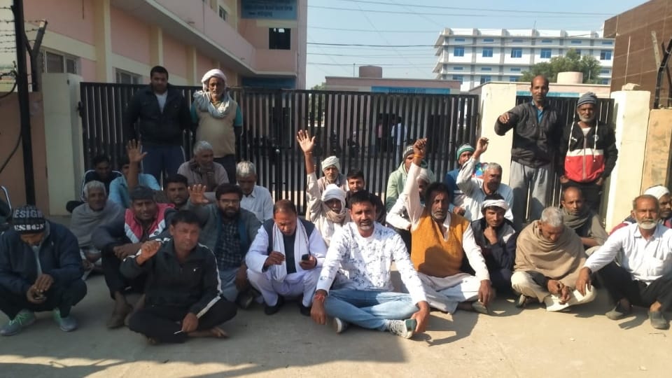 Villagers Protest against power failure in Mahendragarh