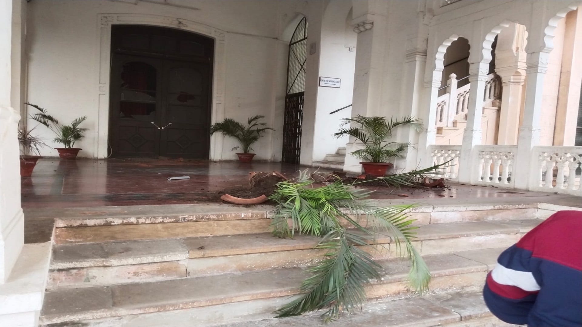 Allahabad University Who is the security guard who burnt the campus