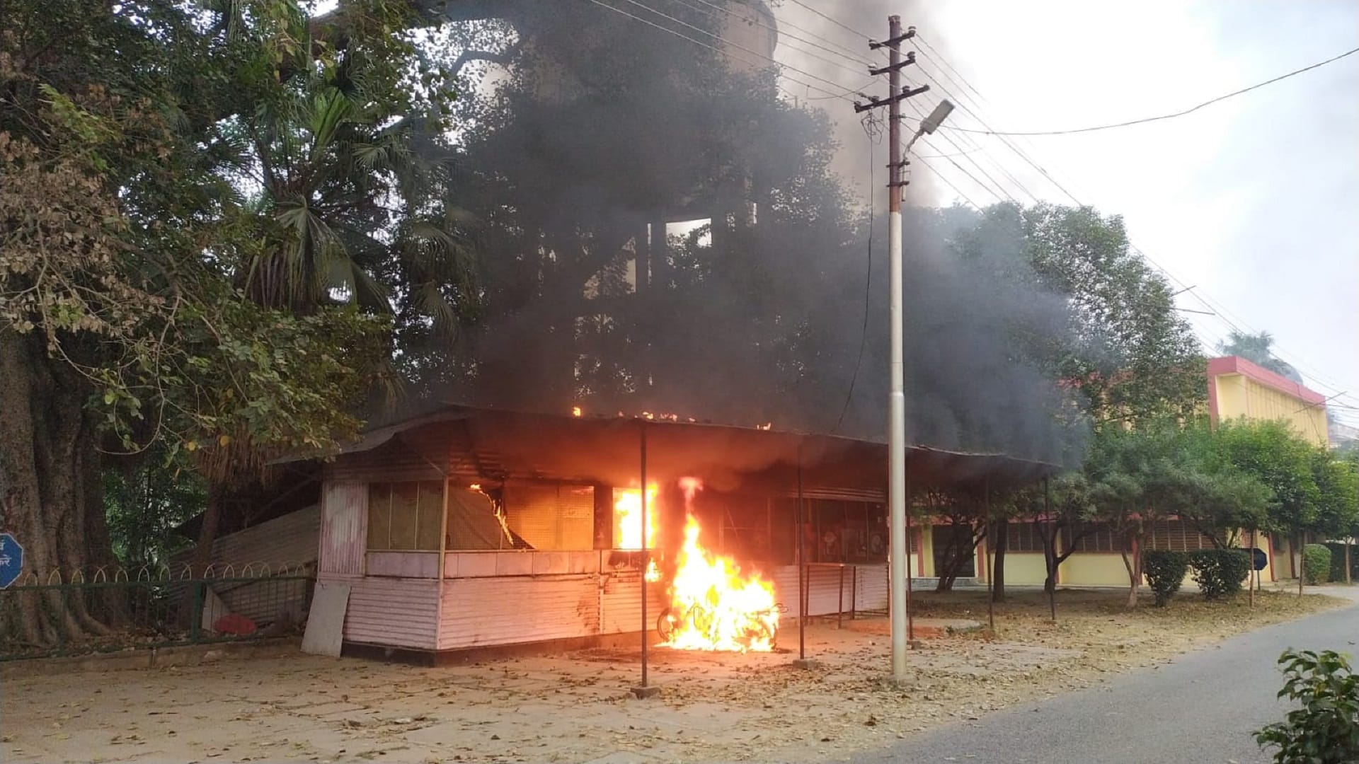 Allahabad University Who is the security guard who burnt the campus