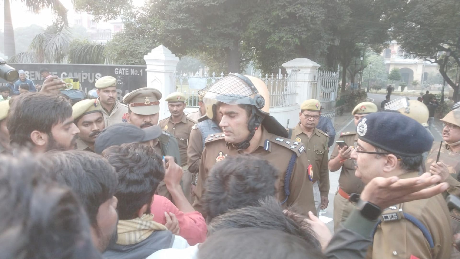 Allahabad University Violence: Dispute With Security Guards, Firing in Prayagraj University News in Hindi