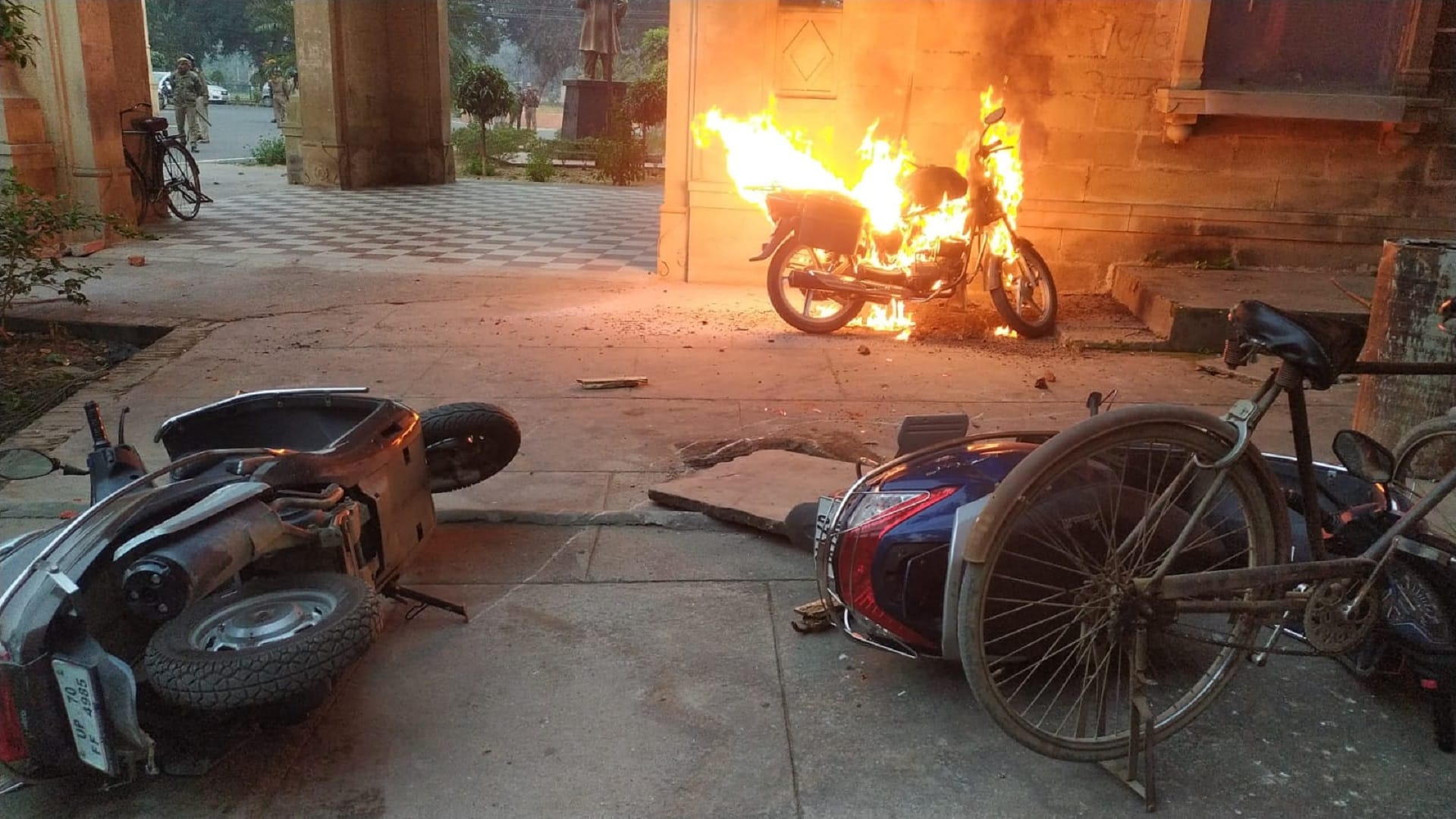 Allahabad University Violence: Dispute With Security Guards, Firing in Prayagraj University News in Hindi