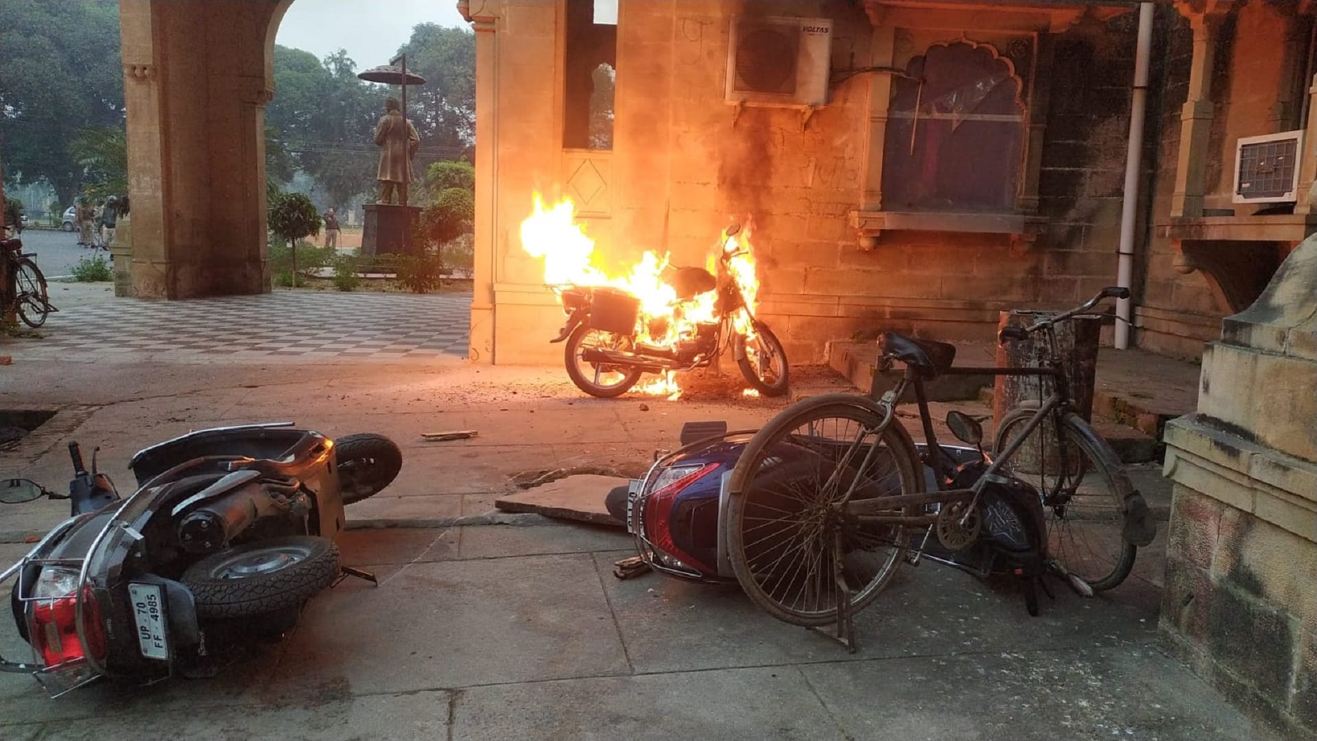Allahabad University Violence: Dispute With Security Guards, Firing in Prayagraj University News in Hindi