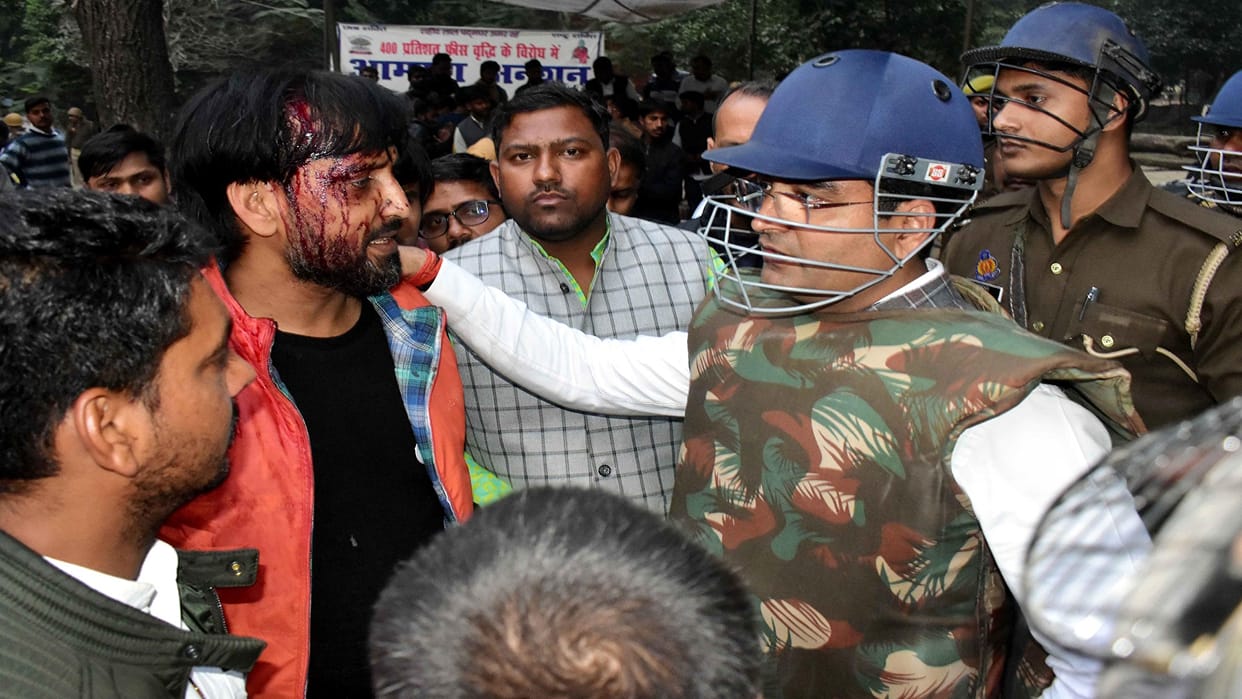 Allahabad University Dispute With Security Guards, Firing in Prayagraj University News in Hindi