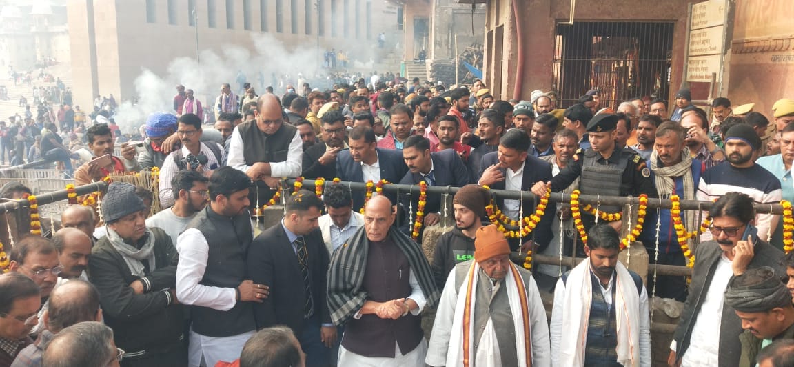 PHOTOS: Emotional pictures from Ghat, Rajnath Singh seen supporting brother at sister-in-law's funeral