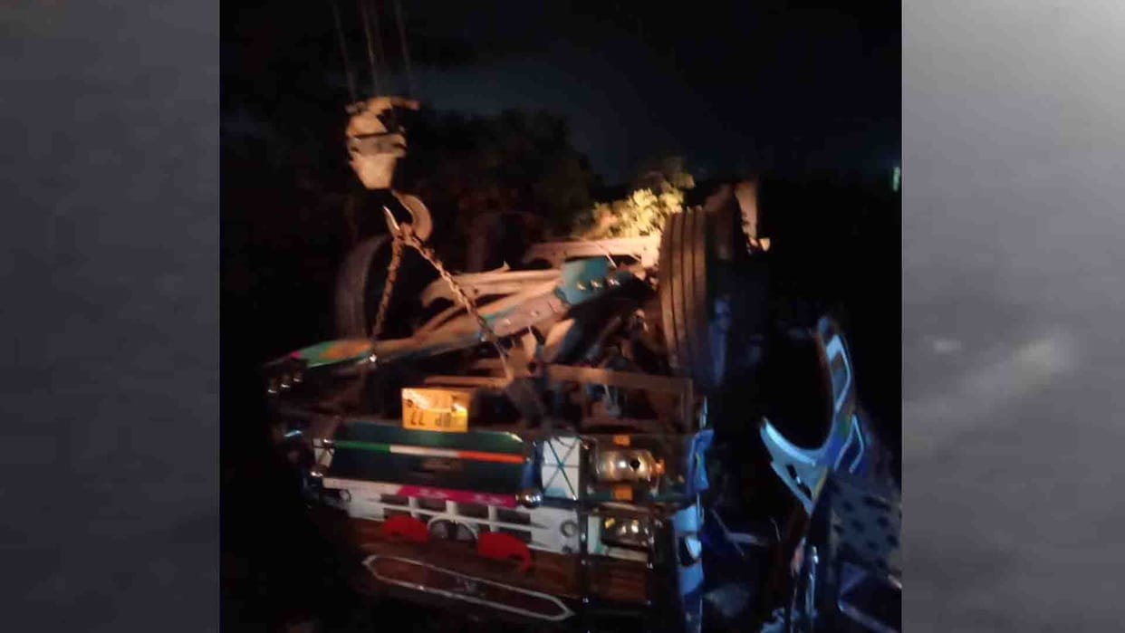 Kanpur Dehat: Uncontrollable truck overturned, two youths died, two injured
