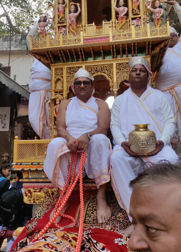 The palanquin procession of Lord Parshvanath and Srichandra Prabhu was taken out