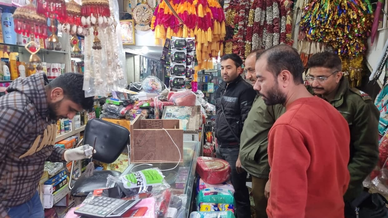 jammu kashmir: Theft in cosmetic shop in Kathua police investigating matters