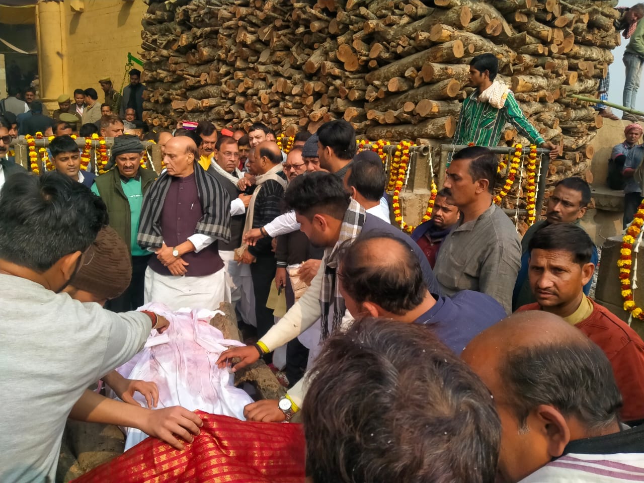 PHOTOS: Emotional pictures from Ghat, Rajnath Singh seen supporting brother at sister-in-law's funeral
