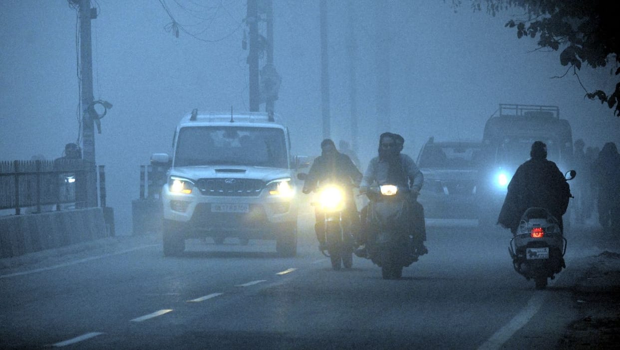 Speed of vehicles stopped due to fog, Shalimar reached one and a half hour late
