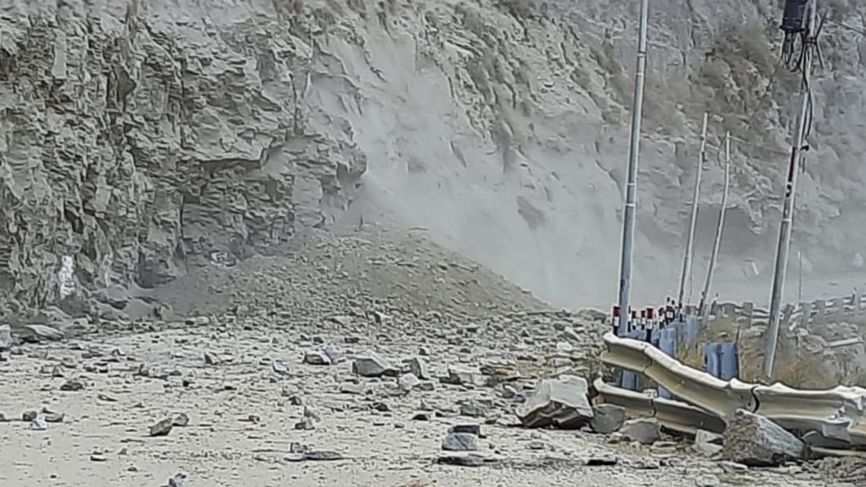 himachal kinnaur news: landslide in urni kinnaur national highway five blocked