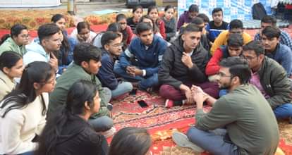 पीजीआई के निदेशक कार्यालय के बाहर  धरना स्थल पर बैठे नए बैच के एमबीबीएस विद्यार्थी। अमर उजाला