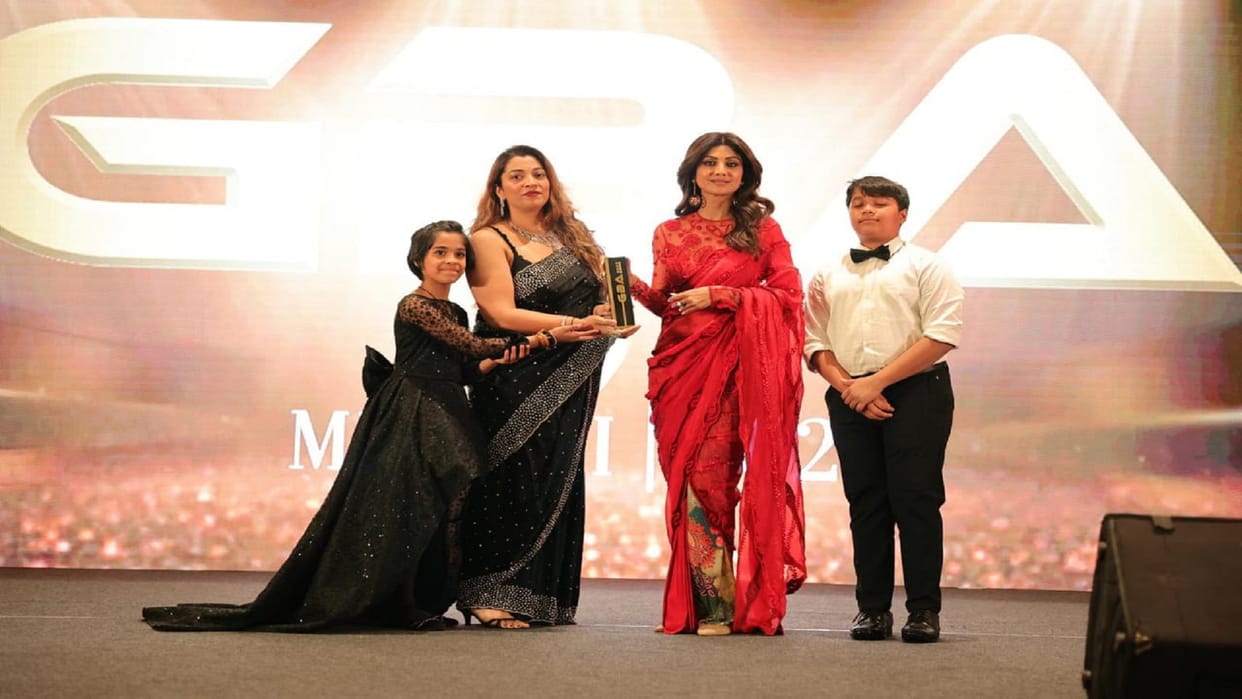 Prayagraj's makeup artist Jaya received award from Shilpa Shetty