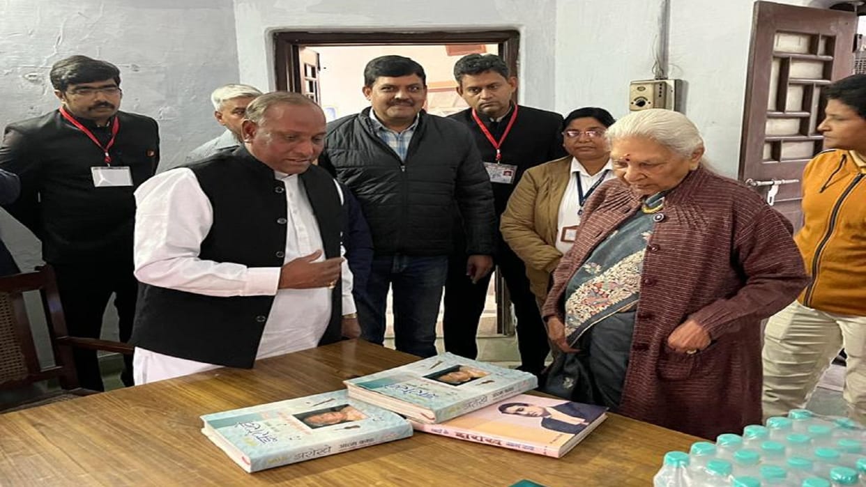 Governor Anandi Ben reached Phool Bungalow associated with the memories of the great hero of the century.