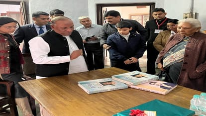 Governor Anandi Ben reached Phool Bungalow associated with the memories of the great hero of the century.