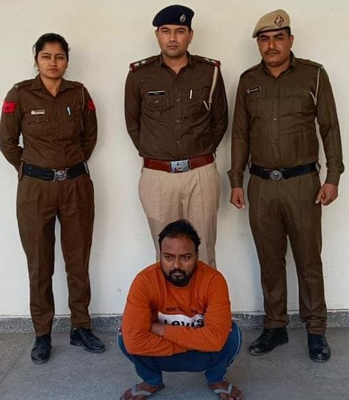 Accused arrested in case of cheating money from operator by posing as roadways officer