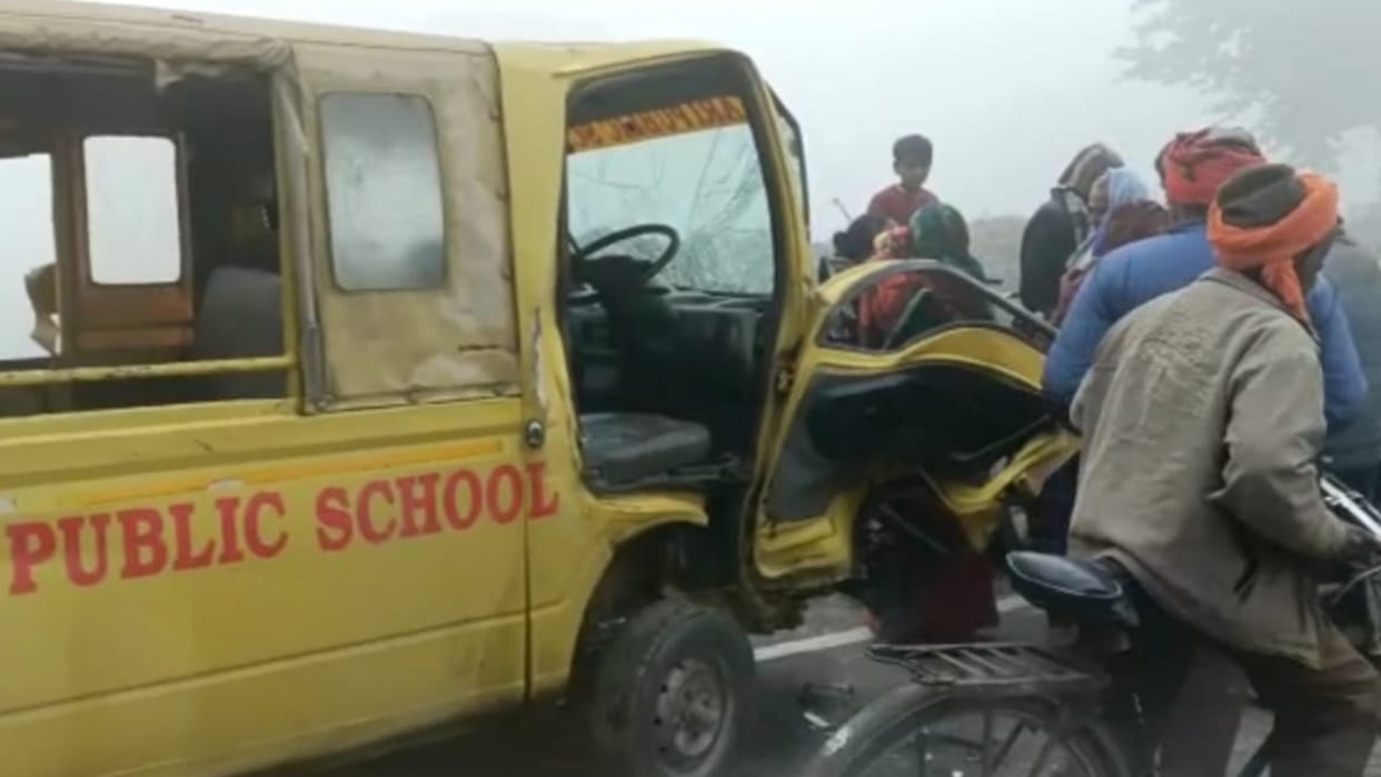 A school vehicle hits loder in salon Kotwali in raebareli.