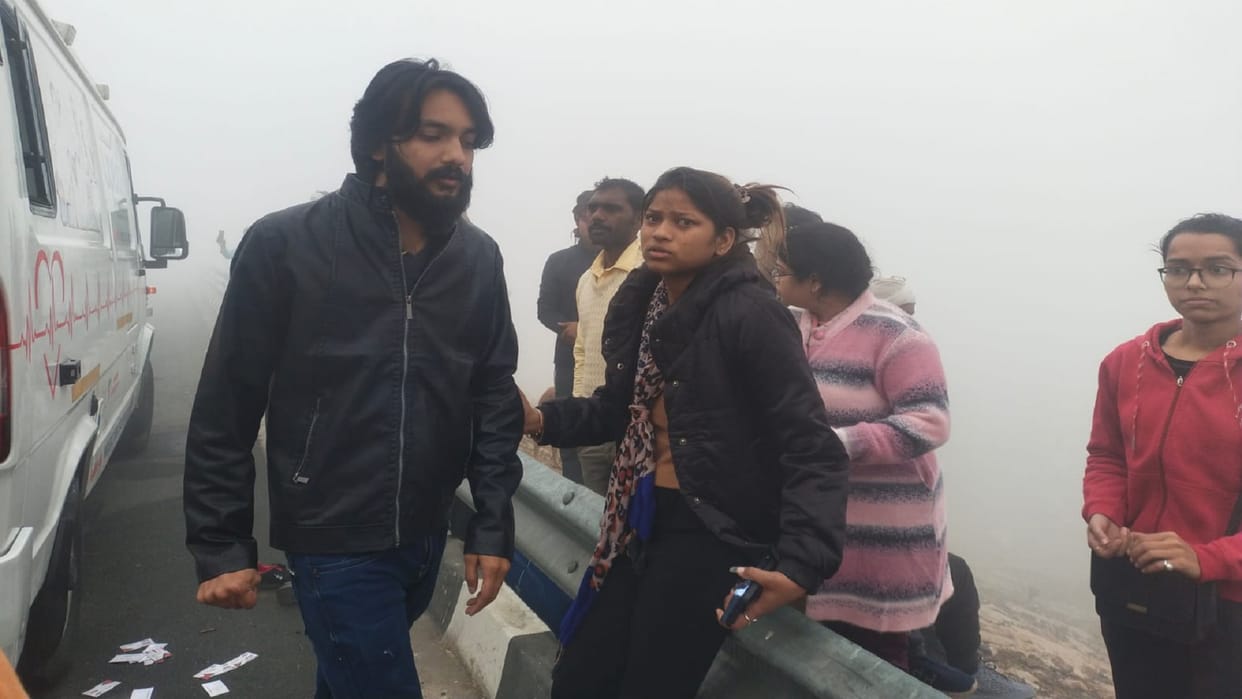 Major road accident on Agra Expressway, bus collided with truck due to fog Many killed