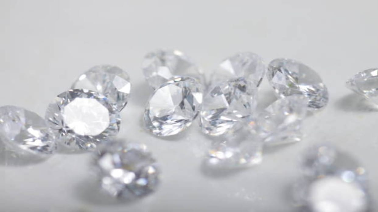 Safed Pukhraj White Sapphire Gemstone Benefits for These Zodiac Signs safed pukhraj ke fayde in Hindi