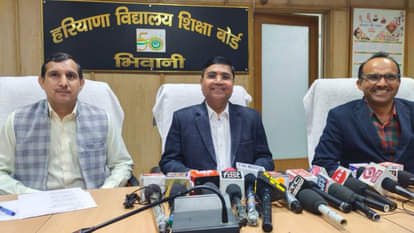 शिक्षा बोर्ड मुख्यालय पर स्टेट परीक्षा के परिणाम की जानकारी देते बोर्ड अध्यक्ष डॉ वीपी यादव।