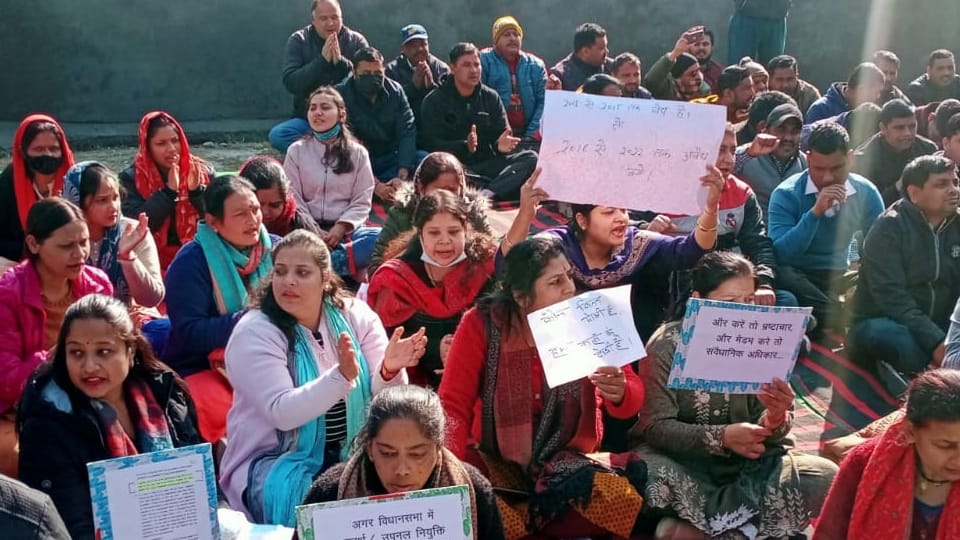 New Year 2023 Uttarakhand secretariat dismissed employees Unique protest and warning to government