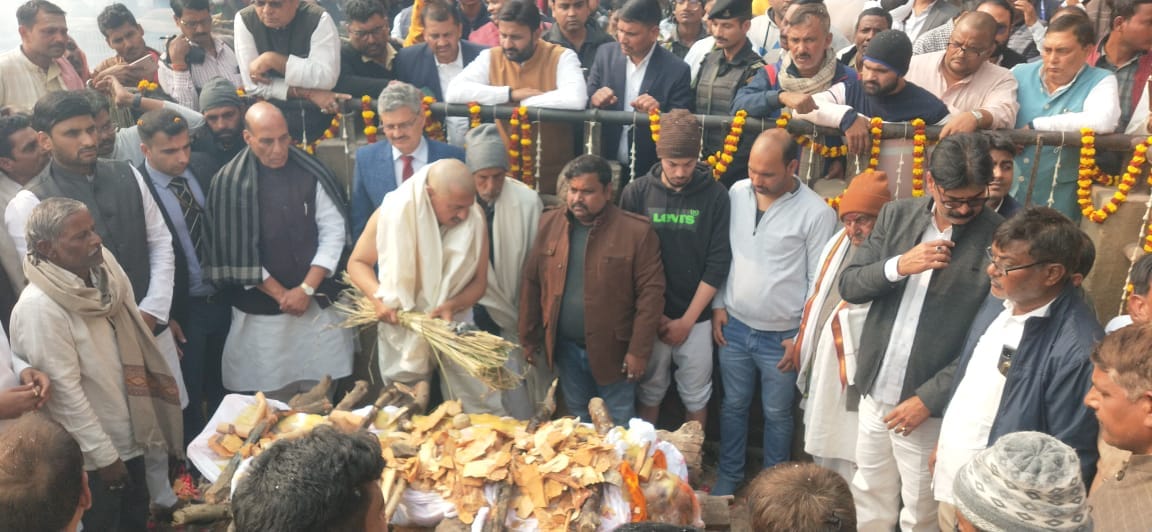 PHOTOS: Emotional pictures from Ghat, Rajnath Singh seen supporting brother at sister-in-law's funeral