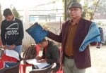दिल्ली से आए क्वालिटी इंस्पेक्टर सुभाष चंद्र ने तिलहर में पकड़ीं टी-शर्ट और जींस। संवाद