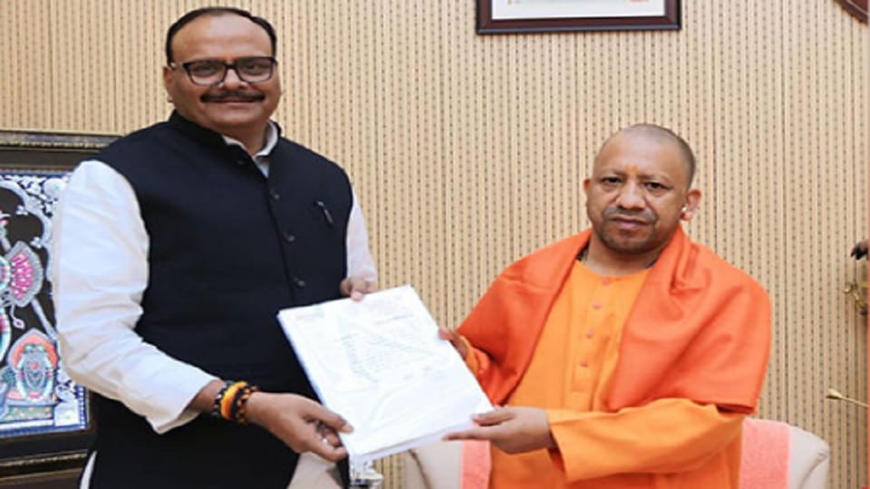 Lucknow : Deputy CM Brajesh Pathak submitted detailed report to CM Yogi Adityanath regarding foreign investmen
