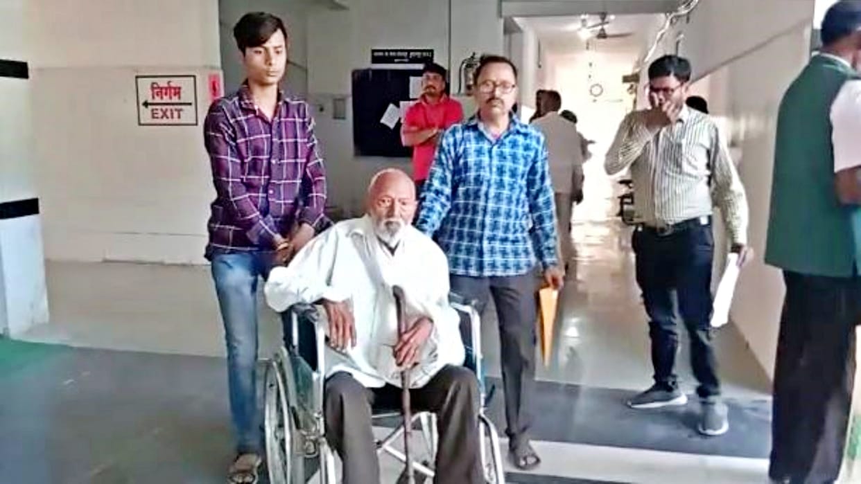 79 year old man going around government offices to give proof of his existence in Burhanpur