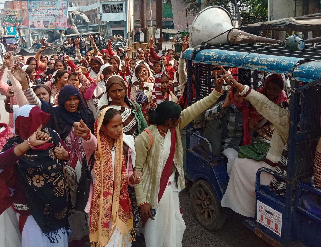 Mahoba: ASHA workers took to the streets for demands, sloganeering