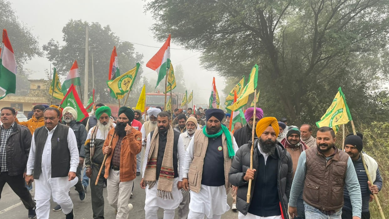 Hundreds of farmers left on foot for the assembly by praying in Panjokhara Sahib
