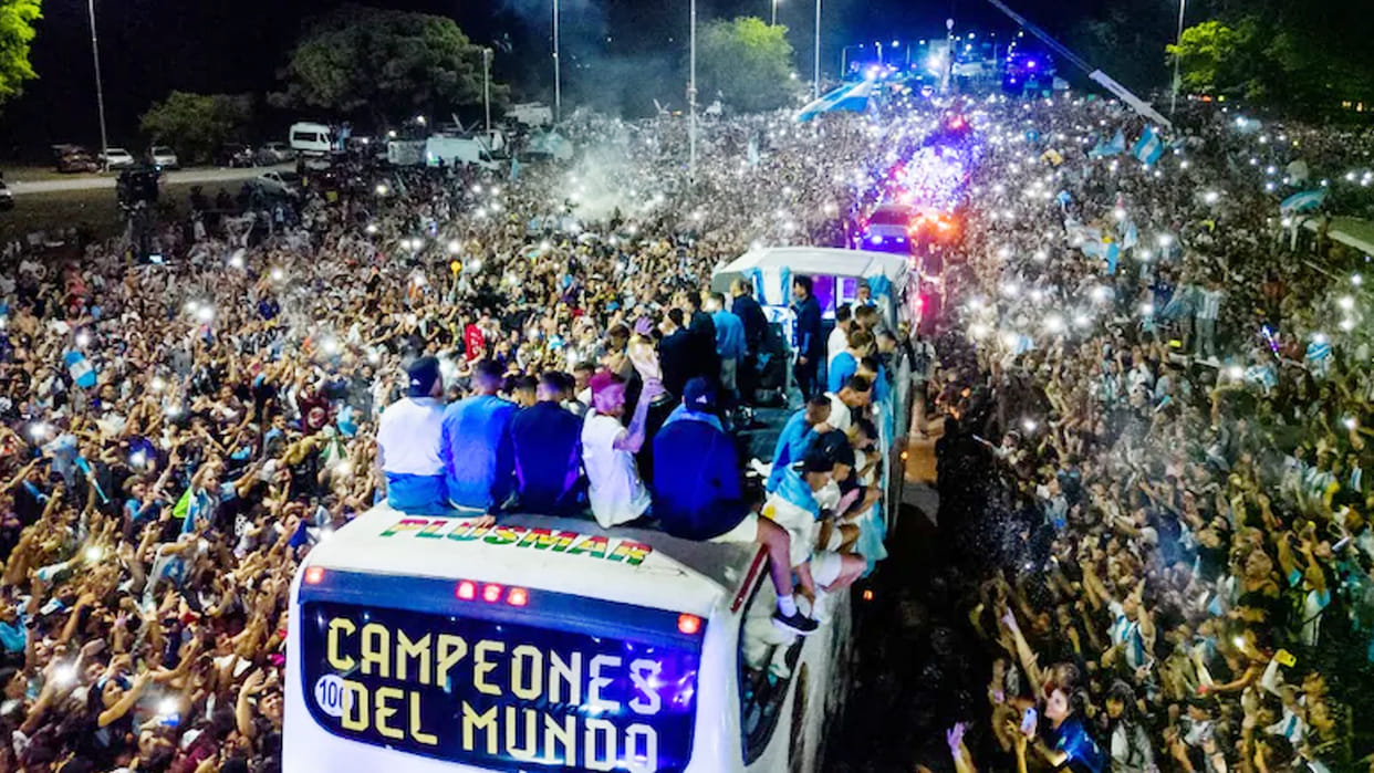 Argentina Players Reach Home After FIFA World Cup Win, Grand Welcome By Fans in Open Bus Parade, Watch Video